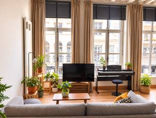 TE KOOP - GENT. In deze prestigieuze burgerwoning bevindt zich een smaakvol tweeslaapkamer appartement, dat recent werd gerenoveerd met kwalitatieve materialen en oog voor detail. Hoge plafonds en royale ramen laten het daglicht volop binnenvallen, terwijl warme parketvloeren de leefruimte een uitnodigend karakter geven.<br />Het appartement beschikt over een volledig ingerichte keuken, twee slaapkamers, een badkamer met ligbad, een afzonderlijk toilet en een praktische berging met aansluiting voor een wasmachine. Ook buiten is het aangenaam vertoeven: op het sfeervolle terras kunt u in alle rust genieten. Een karaktervolle thuis op een centrale ligging in Gent.<br />EPC label C: code:0003030125_RES1