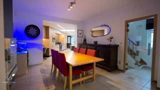 <u><strong>PLUSPUNTEN:</strong></u><br />+ TOP-ligging<br />+ Garage<br />+ Ruime tuin<br />+ 3 slaapkamers<br />+ Geen renovatieplicht<br /><br />Deze woning biedt een uitstekende kans voor wie een ruime instapklare woning zoekt dankzij een charmant interieur dat praktisch gemak combineert met een warme sfeer. Gelegen in een residentiële buurt, met een vlotte verbinding naar zowel Hasselt als Sint-Truiden, combineert deze halfopen bebouwing het beste van twee werelden: de rust van landelijk wonen en de nabijheid van stadsvoorzieningen.<br /><br /><u><strong>INDELING:</strong></u><br />De woning, oorspronkelijk gebouwd in 1949, heeft een bewoonbare oppervlakte van 210m² en werd recent grondig gerenoveerd.<br /><br />Bij binnenkomst tref je een praktische indeling met een ruime woonkamer met aansluitend een grote keuken voorzien van alle modern comfort waaronder een Falcon gasvuur met oven. Verder op het gelijkvloers vind je de eerste badkamer met ligbad en dubbele lavabo alsook een apart toilet. De privatieve garage zorgt voor extra comfort, wel zo handig voor extra opslagruimte en makkelijk parkeren. Zo staat je wagen altijd veilig en droog binnen. <br /><br />Op de eerste verdieping bevinden zich 2 ruime slaapkamers van respectievelijk 15m² en 13m² alsook een 2de badkamer met douche en toilet. Nood aan meer ruimte? Via een vaste trap kom je op de 2de verdieping waar een grote zolderkamer perfect dienst doet als master bedroom, gastenkamer, kantoor- of hobbyruimte. <br /><br />De woning beschikt daarnaast over een kelder van 22 m², wat voldoende opslagmogelijkheden biedt en bijdraagt aan de functionele ruimte in de woning.<br /><br />De tuin biedt nodigt uit tot het creëren van een rustige buitenruimte, waar je kunt genieten van de groene omgeving en de achterliggende fruitplantages. Een extra troef is dat de elektrische rolluiken overtollige prikkels buiten houden.<br /><br />Scholen en dagelijkse voorzieningen zoals winkels, restaurants en ontspanningsmogelijkheden bevinden zich allemaal binnen een straal van 5 kilometer. In het nabijgelegen Domein Nieuwenhoven is één van de hotspots om te wandelen, fietsen en tot rust te komen. <br /><br />Kortom, deze woning biedt een ideale kans voor wie op zoek is naar een grote woning in een residentiële, maar goed bereikbare omgeving. <br /><br /><u><strong>CONTACT:</strong></u><br />Zie jij ook alle troeven van deze instapklare woning?<br />Contacteer mij voor meer info of een vrijblijvende bezichtiging via 011/49.75.90.<br /><br /><em>De vermelde oppervlaktes zijn slechts indicatief. Katrien Wouters - creating IMMOtions kan niet verantwoordelijk gesteld worden voor de juistheid van de aan haar verstrekte gegevens.  </em>