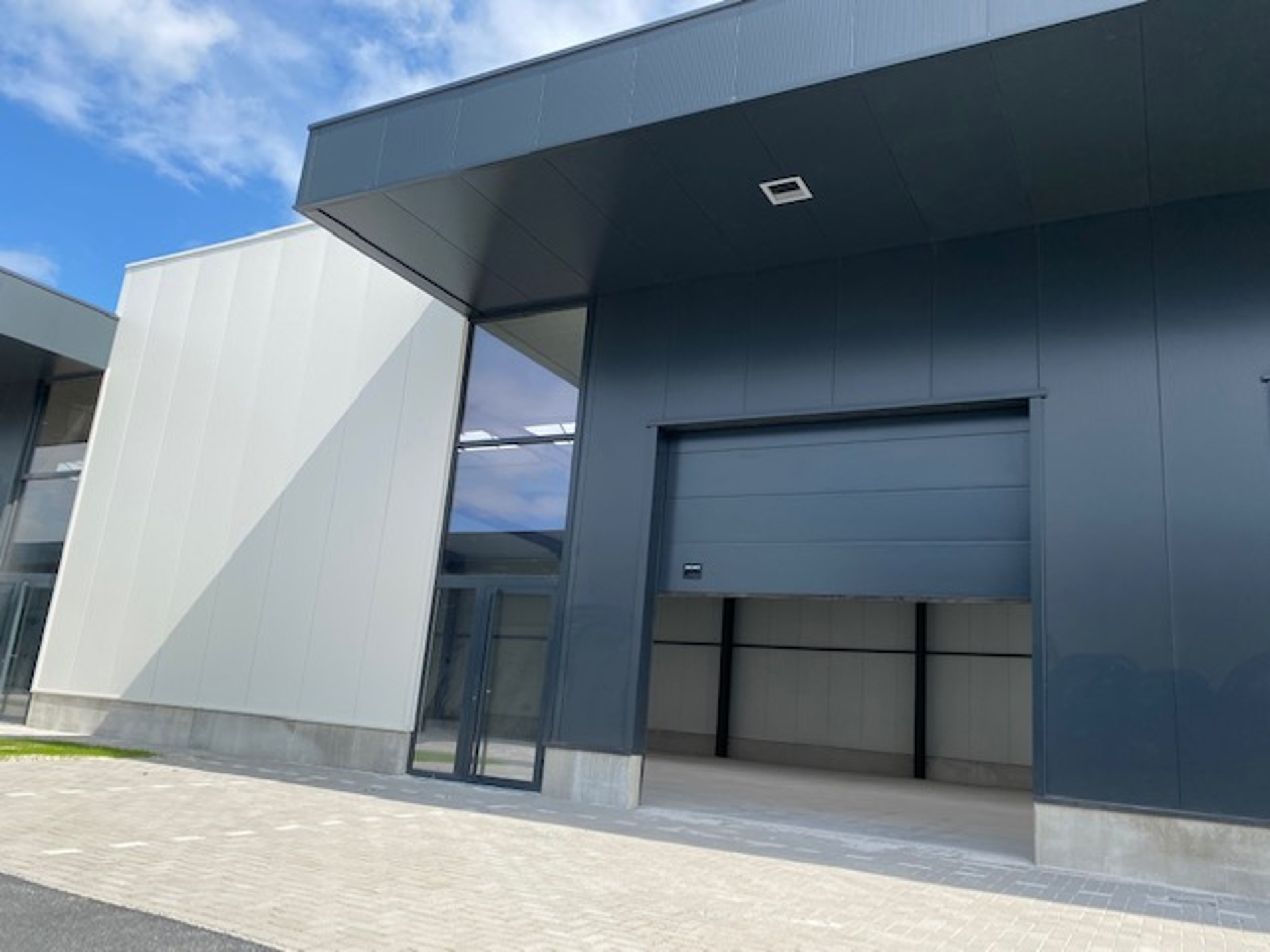 Nieuw magazijn +/- 164 m² te huur op Achêne. - foto 1