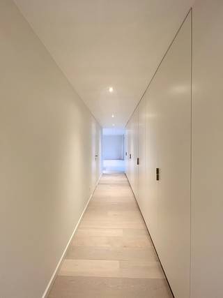 Ligging<br /><br />Dit prachtig appartement op de 5e verdieping geniet van een uiterst centrale ligging vlakbij het Zuid. Het appartement geniet een zeer goede bereikbaarheid, gezien er een ruim aanbod aan openbaar vervoer is en de oprit van de autostrade vlakbij is. Bovendien geniet je vanop het terras van een prachtig open zicht over het Zuidpark. In de buurt is er een ruim aanbod aan winkels, warenhuizen, onderwijsinstellingen, ontspanning sport en cultuur. <br /><br />Indeling<br /><br />U komt binnen via de inkomhal die voorzien is van een afzonderlijk gastentoilet en ingemaakte kasten. Vanuit de inkomhal heeft u ook toegang tot de open keuken die uitkijkt op de leefhoek met langs beide zeiden grote raampartijen die toegang verlenen tot beide terrassen. De open keuken is volledig geïnstalleerd en voorzien van de gebruikelijke toestellen. Vanuit de leefruimte hebt u toegang tot de slaapkamer die in verbinding staat met de badkamer. De badkamer is uitgerust met een douche, lavabo, handdoekradiator en badkamermeubel. <br />Tot slot bevat het appartement nog een binnen parkeerplaats (die verplicht bij te huren is).<br /><br />Bijkomende info<br /><br />Huurprijs appartement: € 1025/maand <br />Vaste kosten: € 150/maand <br />-EGW: zelf af te sluiten<br />beschikbaar vanaf 1 augustus <br />Termijn huurovereenkomst: 9 jaar<br />DOMICILIE VERPLICHT! <br /><br />BEZOEK AANVRAGEN VIA ONZE WEBSITE: www.immodavinci.be