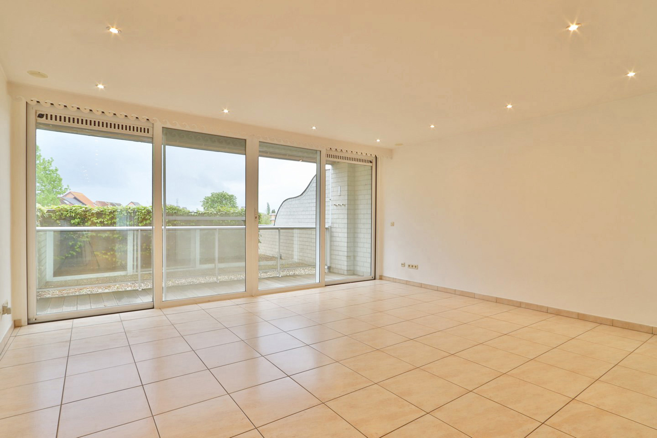 Centraal, ruim en lichtrijk appartement met 1 slaapkamer! - foto 2
