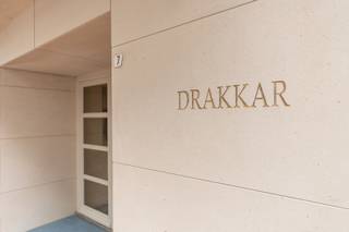 Ontdek dit prachtig gerenoveerde appartement gelegen op de 3de verdieping in de standingvolle residentie Drakkar. Het appartement geniet van een uitstekende ligging nabij de Kustlaan en het Driehoeksplein, en combineert hedendaags wooncomfort met een toplocatie aan zee. Het appartement bevindt zich in een centrale en commerciële omgeving met een vlotte bereikbaarheid van winkels, restaurants en diverse ontspanningsmogelijkheden.<br />Indeling van het appartement: inkomhal met vestiaire, eetkamer, volledig ingerichte keuken, aangename leefruimte met zijdelings zeezicht, drie slaapkamers, badkamer, afzonderlijk toilet en privatieve kelderberging. Achteraan is er een terras.<br />Het mooie meubilair is inbegrepen. 