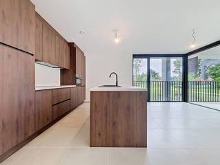 <p><span>Nieuwbouwappartement met twee slaapkamers in residentie Kasteelvijver te Langemark.</span></p><p><span> </span></p><p><span>Dit appartement bevindt zich op het </span><span>gelijkvloers</span><span> en beschikt over een </span><span>bewoonbaar oppervlakte</span><span> van </span><span>109.75m² </span><span>en een </span><span>terras</span><span> van </span><span>13m²</span><span>.</span></p><p><span> </span></p><p><span>Indeling</span><span>:</span></p><p><span>Ruime </span><span>inkomhal/nachthal</span><span>, </span><span>open keuken</span><span> met alle benodigdheden, </span><span>leefruimte</span><span> die directe toegang biedt tot het </span><span>terras.</span></p><p><span>Verder is er nog een </span><span>gastentoilet</span><span>, </span><span>berging/wasplaats</span><span>, </span><span>badkamer</span><span> met inloopdouche en dubbele lavabo en </span><span>twee volwaardige slaapkamers</span><span>.</span></p><p><span> </span></p><p><span>Er is tevens een </span><span>kelderberging</span><span> bij te kopen, alsook mogelijkheid tot aankopen van </span><span>ondergrondse staanplaats.</span></p><p><span> </span></p><p><span>De </span><span>warmwaterproductie</span><span> en de </span><span>vloerverwarming</span><span> zal opgewekt worden door een bodem/water </span><span>warmtepomp met ingebouwde boiler.</span><span> De warmte wordt uit de grond gehaald via </span><span>geothermie.</span></p><p><span>Doorheen het appartement is er </span><span>ventilatiesysteem D </span><span>(mechanische toevoer en afvoer) voorzien.</span></p><p><span>Het appartement beschikt tevens over</span><span> zonnepanelen</span><span> (760Wp) wat het bovendien uiterst zuinig maakt!</span></p><p><span> </span></p><p><span> </span></p><p><span> </span></p><p><span> </span></p><p><span> </span></p>