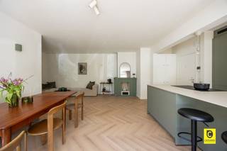 <p><span>Dit appartement neemt deel aan de verkoopmarathon op </span><span>vrijdag 8 mei 2026.</span></p><p><span>U kan deze dit appartement komen bekijken </span><span>tussen 11.30u en 13u</span></p><p><span> </span></p><p><span>Graag een bezoek? Schrijf je dan in via <span>info@coprimmo.be</span></span><span> of via de online afspraak-agenda rechtstreeks (indien mogelijk) op de pagina van dit pand.</span></p><p><span> </span></p><p><span>Fruithoflaan 108 - Gerenoveerd gelijkvloers met 3 slaapkamers en twee zonnige terrassen</span></p><p><span>Wie droomt van een instapklaar appartement waar ruimte, licht en luxe perfect samenkomen, voelt zich hier meteen thuis. Dit volledig gerenoveerde gelijkvloers appartement aan de Fruithoflaan 108 is met veel zorg en oog voor detail vernieuwd. Dankzij de drie volwaardige slaapkamers, de hoogwaardige afwerking en de unieke buitenruimte is dit een buitenkans op een absolute toplocatie.</span></p><p><span> </span></p><p><span>Leefruimte &amp; Keuken</span></p><p><span>Bij binnenkomst valt direct de uitzonderlijke ruimte en de overvloed aan natuurlijk licht op. U komt binnen in de leefruimte, die slim is voorzien van een handige vestiairekast. De open keuken, de uitnodigende eetkamer en het gezellige salon vloeien naadloos in elkaar over. De nieuwe open keuken vormt het kloppend hart van de woning. Het ruime kookeiland nodigt uit tot gezellig aperitieven of uitgebreid koken voor vrienden en familie. De keuken is strak afgewerkt, biedt alle hedendaags comfort en is volledig uitgerust met kwalitatieve Bosch-toestellen.</span></p><p><span> </span></p><p><span>Terrassen</span></p><p><span>Wat dit appartement extra bijzonder maakt, zijn de twee zonnige terrassen. Vooraan bevindt zich een uitzonderlijk ruim terras van ca. 12 meter lang en 1,5 meter breed, waar u vanaf de namiddag tot ’s avonds heerlijk van de zon geniet. Het is de perfecte plek om na het werk buiten te zitten, gezellig te aperitieven of op een zomerse avond een barbecue te organiseren met familie en vrienden. Achteraan is er een tweede, gezellig terras met ochtendzon – ideaal om de dag te starten met een koffietje in alle rust.</span></p><p><span> </span></p><p><span>Slaapkamers &amp; Badkamer</span></p><p><span>Naast de royale leefruimte beschikt het appartement over 3 volwaardige slaapkamers. De badkamer werd volledig vernieuwd en straalt luxe en comfort uit, met een inloopdouche, een vrijstaand ligbad en een dubbele lavabo.</span></p><p><span> </span></p><p><span>Toplocatie in Berchem</span></p><p><span>Gelegen op de begeerde Fruithoflaan, heeft u werkelijk alles binnen handbereik. Supermarkten, speciaalzaken (bakker, beenhouwer) en gezellige winkels liggen op wandelafstand. Ook de mobiliteit is uitstekend: bus en tram stoppen vlakbij, het station Antwerpen-Berchem is vlot bereikbaar en er bevindt zich een A-velo station direct voor de deur.</span></p><p><span> </span></p><p><span>Extra troeven:</span></p><p><span>- Volledig vernieuwd, inclusief ramen en conform AREI.</span></p><p><span>- Instapklaar: Verhuizen zonder zorgen en direct genieten.</span></p><p><span>- Licht &amp; Ruimte: Royale raampartijen en een slimme, open indeling.</span></p><p><span>- Dubbel buitenplezier: Terrassen met zowel ochtend- als middag/avondzon.</span></p><p><span>- EPC: C</span></p><p><span>- Handige kelderberging inbegrepen</span></p><p><span> </span></p><p><span>Kortom: een ruim en luxueus appartement op een droomlocatie. Bent u klaar om hier uw nieuwe thuis van te maken? Contacteer ons voor een bezoek ter plaatse!</span></p>