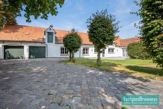<p>Deze karaktervolle woning geniet van een gunstige ligging nabij diverse belangrijke verbindingswegen en biedt dankzij de ruime indeling en het mooie perceel heel wat mogelijkheden voor diverse doeleinden.<br /><br />Hier komt u volledig tot rust in een groene en rustige omgeving, waar privacy centraal staat dankzij de volledig afgesloten tuin. De woning beschikt over heel wat ruimte en biedt volop mogelijkheden om ze naar eigen smaak en wensen om te vormen tot een echte thuis.<br /><br />Hoewel de woning heel wat charme en potentieel bezit, dient ze op energetisch vlak gerenoveerd en verder verduurzaamd te worden. Een mooie opportuniteit voor wie op zoek is naar een karaktervolle woning en graag zelf een eigendom met veel potentieel en persoonlijkheid wil creëren.<br /><br />Eerste bezoekdag voorzien op zaterdag 22 augustus 2026. Contacteer ons vandaag nog voor een afspraak op het nummer 055/59 50 10 of email stefanie@vastgoedbrowaeys.be<br /><br /> </p>