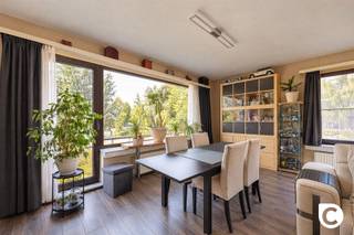 <p><span>Ruim en lichtrijk hoekappartement van 108 m² met 2 terrassen – rustige ligging nabij Steytelinckpark</span></p><p><span> </span></p><p><span> </span></p><p><span>Dit </span><span>ruime en lichtrijke hoekappartement van 108 m² (cfr. EPC)</span><span> is gelegen in een kleinschalig gebouw zonder lift. Dankzij de hoekligging geniet het appartement van een </span><span>aangename natuurlijke lichtinval</span><span> en een bijzonder rustige ligging aan een mooi aangelegd plein, vlak bij het </span><span>Steytelinckpark</span><span>.</span></p><p><span>Daarnaast is er een </span><span>vlotte verbinding naar Antwerpen, Brussel en Mechelen</span><span>, waardoor de woning zowel voor eigen bewoning als voor verhuur interessant is.</span></p><p><span> </span></p><p><span>Indeling en ruimtes</span></p><p><span>Inkomhal, leefruimte en keuken</span></p><p><span>U komt binnen via de inkomhal die toegang biedt tot de leefruimte. De gezellige woonkamer met eetruimte vormt het hart van het appartement en biedt voldoende plaats om aangename momenten door te brengen met familie en vrienden.</span></p><p><span>Dankzij de grote raampartijen geniet de open leefruimte van </span><span>veel natuurlijk licht</span><span> en een aangename, open sfeer.</span></p><p><span>De afzonderlijke, gesloten keuken is praktisch ingericht en voorzien van de nodige toestellen.</span></p><p><span> </span></p><p><span>2 slaapkamers</span></p><p><span>Het appartement beschikt over </span><span>twee slaapkamers</span><span>. De ruime hoofdslaapkamer biedt rechtstreeks toegang tot één van de terrassen.</span></p><p><span> </span></p><p><span>Badkamer en apart toilet</span></p><p><span>De badkamer is uitgerust met een </span><span>ligbad, dubbele lavabo en aansluitingen voor wasmachine en droogkast</span><span>. Het toilet bevindt zich afzonderlijk.</span></p><p><span> </span></p><p><span>2 terrassen</span></p><p><span>Een belangrijke troef van dit appartement zijn de </span><span>twee terrassen</span><span>, waardoor u op verschillende momenten van de dag van de buitenruimte kunt genieten.</span></p><p><span> </span></p><p><span>Kelder en garagebox</span></p><p><span>Op de -1 verdieping bevinden zich de </span><span>kelder en garagebox</span><span>. De garagebox met bijhorende kelder is </span><span>afzonderlijk aan te kopen voor € 25.000</span><span>.</span></p><p><span> </span></p><p><span> </span></p><p><span>Troeven</span></p><ul><li><span>Hoekappartement</span><span> met veel natuurlijke lichtinval</span></li><li><span>108 m² bewoonbare oppervlakte</span><span> (cfr. EPC)</span></li><li><span>2 slaapkamers</span></li><li><span>2 terrassen</span></li><li><span>EPC-label B</span></li><li><span>Kleinschalig gebouw</span></li><li><span>Rustige ligging aan een mooi aangelegd plein</span></li><li><span>Op wandelafstand van het </span><span>Steytelinckpark</span></li><li><span>Garagebox + kelder afzonderlijk aan te kopen voor </span><span>€ 25.000</span></li><li><span>Nabij winkels, scholen en groen</span></li><li><span>Vlotte verbinding naar Antwerpen, Brussel en Mechelen</span></li></ul><p><span>Een bijzonder aangenaam appartement voor wie op zoek is naar </span><span>ruimte, licht, rust en een uitstekende bereikbaarheid</span><span>, met bovendien twee terrassen en de mogelijkheid tot aankoop van een garagebox.</span></p><p><span> </span></p><p><span> </span></p>