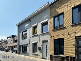 Deze verder af te werken woning beschikt op het gelijkvloers over een inkomhal, een gezellige woonkamer, een eetplaats, ingerichte keuken en...
