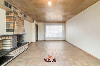 Deze woning bevindt zich op een perceel van 281m2 in de buurt van onder andere bakkerij, slagerij, een warenhuis, lagere school en openbaar...