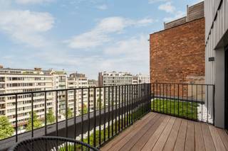 <p>Complete new duplex apartment on top of authentic Art-Deco building.<br />Exceptionally quiet location on 7th floor with beautiful views to the MAS and Cathedral.<br />With no less than 3 terraces, this is a very special offer!<br />Through the characteristic entrance hall, we enter the newly erected duplex apartment.<br />Meeting room with classy pantry on easy-care herringbone, fully equipped walnut kitchen with all appliances, access to the terrace with evening sun, guest toilet, laundry/technical room; via internal staircase to 2 full bedrooms, one with terrace, stylish bathroom with 2nd toilet.<br />Tototally new energy efficient realization with a.o. heat pump, ventilation, cooling, thorough insulation,... All this stylishly finished with timeless and durable materials.<br />SELL UNDER REGISTRATION!</p>