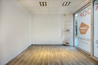 Are you looking for the perfect location for your own boutique, office or professional practice space? This exceptionally well located commercial property on the bustling Manitoba Square in Blankenberge offers you excellent visibility and plenty of opportunities!<br /><br />Located on the cozy and easily accessible Manitoba Square, with plenty of passage and a strong commercial appearance.<br /> Thanks to the large display case, your business benefits from an abundance of natural light and an excellent shop window to highlight your products or services.<br />With a usable area of 101 m², the property offers breathing space. Currently, the space is divided by means of a false wall, but it can be easily removed to create one large, open structure.<br /><br /><br />Year of construction: 1993 (solid and modern construction).<br />Equipped with a favourable EPC label C<br />The electrical inspection is fully in accordance with legislation.<br />Heating: Efficient electric heating.<br />Asbestos safe building.<br /><br />Whether you dream of a trendy clothing boutique, a stylish office or a quiet workplace for a liberal profession, this building adapts effortlessly to your plans.<br /><br />A ready-to-move-in, easily accessible commercial property at an absolute A-location on the Belgian coast.<br /><br />Is this the new home base for your company?<br /><br />Contact us today for more information or to schedule an on-site visit!<br /><br />Register of measures: no