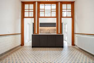 <p><span>UNIEK WONEN IN ART-NOUVEAU MET ALLE MODERNE LUXE EN TECHNIEKEN</span></p><p><span> </span></p><p><span>Met Trots presenteren we deze woonst gelegen in de historische snoepjesfabriek Roodthooft.</span></p><p><span>De fabriek beroemd om zijn wereldwijd gekende "Arabierkes"-Bolletjes. </span></p><p><span> </span></p><p><span>Meer specifiek is dit appartement gelegen op de 1e Verdieping in het hoofdgebouw.</span></p><p><span>Dit appartement is leven in Art-Nouveau met al zijn Finesse, echter rekening houdend met alle Moderne Luxe Technieken en Comfort wat 2025 reeds te bieden heeft.</span></p><p><span> </span></p><p><span>De architecturale afwerking is van Topkwaliteit, elegant Smeedijzer en Moderne Technieken die harmonisch zijn geïntegreerd </span></p><p><span>doorheen de prachtig geklasseerde en gerestaureerde materialen. </span></p><p><span> </span></p><p><span>Alles is op maat vervaardigd,</span><span> een hypergeïnstalleerde en volledig uitgeruste keuken, hoogwaardige parketten, </span></p><p><span>technisch (Akkoestisch) hoogstaand buitenschrijnwerk en talloze moderne technieken.</span></p><p><span> </span></p><p><span>Bovendien heeft dit appartement, ondanks zijn indrukwekkende oppervlakten en hoge plafonds, een energielabel  'A+' wat reflecteert in de moderne voorzieningen en duurzaamheid van de woning.</span></p><p><span> </span></p><p><span>De indeling van het appartement is zorgvuldig ontworpen om de privacy te respecteren, </span></p><p><span>terwijl het tegelijkertijd mogelijkheden biedt voor heerlijke bijeenkomsten in de luxe en imposante leefruimtes. </span></p><p><span> </span></p><p><span>EEN BALANS WAAR COMFORTABELE INTIMITEIT EN HOOGSTAANDE ESTHETIEK SAMENKOMEN </span></p><p><span> </span></p><p><span>Bent u klaar om deze unieke combinatie van luxe en erfgoed te ervaren? </span></p><p><span> </span></p><p><span>Neem contact met ons op</span><span> voor een bezichtiging en laat ons u verwelkomen in uw droomwoning.</span></p><p><span> </span></p>