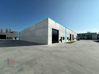 Nieuwbouw KMO-unit met een oppervlakte van 450 m² en 4 privatieve parkeerplaatsen te huur langs de bedrijvige Kortrijkseweg (N43) met een...