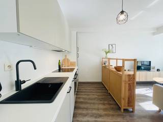 <p>Ontdek dit <strong>instapklare en gerenoveerde appartement</strong> op de 1e verdieping van Residentie Carpe Diem, ideaal voor wie op zoek is naar een sfeervolle en rustige woonplek in het <strong>historische hart van Gent</strong>, vlak bij LUCA School of Arts, de Korenmarkt en de Sint-Michielsbrug.<br /><br />Het appartement beschikt over een inkomhal met <strong>ingebouwde vestiairekast </strong>en een apart gastentoilet. De<strong> lichtrijke en zonnige leefruimte</strong> geeft uit op een aangenaam, overdekt terras, dat ook rechtstreeks toegankelijk is vanuit de slaapkamer. Zo geniet u van een fijne verbinding tussen de binnen- en buitenruimte.<br />De <strong>volledig vernieuwde keuken (2026) </strong>is uitgerust met alle nodige toestellen, waaronder een inductiekookplaat, dampkap, vaatwasser, oven en ingebouwde koelkast.<br />Verder beschikt het appartement over een ruime slaapkamer met toegang tot een moderne badkamer, voorzien van een inloopdouche, spiegel en lavabomeubel. Een aparte berging met aansluiting voor een wasmachine zorgt voor extra praktisch comfort.<br /><br />Bovendien beschikt het appartement over een <strong>individuele kelderberging</strong> en is er in de residentie een <strong>gemeenschappelijke fietsenberging </strong>aanwezig.<br /><br />De ligging aan de <strong>Oude Houtlei </strong>combineert een rustige woonomgeving met het bruisende stadsleven. Winkels, restaurants, openbaar vervoer en tal van andere voorzieningen bevinden zich op wandelafstand.<br /><strong>Een ideale woonst voor wie comfortabel, rustig en centraal wil wonen in Gent.<br /><br />Interesse? </strong>Contacteer ons via tine@tvevastgoed.be of 0474 97 00 22.</p>