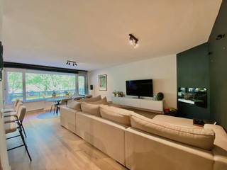 A bright, airy flat situated on the second floor in the most attractive neighbourhood of Linkeroever. An atmosphere of luxury and space, combined with its location close to the city centre, are its main assets. The proximity to the Scheldt and the Royal Yacht Club characterise this residential neighbourhood, situated between Sint-Annabos and Sint-Annastrand. It offers an instant holiday feeling with easy access thanks to the proximity of major roads, a cycle and pedestrian tunnel, and the water bus.

The living area, with its parquet flooring, is pleasantly spacious and enjoys optimal natural light thanks to the floor-to-ceiling windows. These also provide access to the west-facing terrace with a view of the avenue.

The adjoining kitchen with a kitchen island features a white and wood handle-free design. All built-in appliances are provided: fridge-freezer, dishwasher, convection oven, microwave and gas hob.

Through the entrance hall, you reach the two bedrooms. The master bedroom features a wall-to-wall fitted wardrobe.
There is a third room, ideal as a home office. 

The bathroom features a stylish vanity unit and a walk-in shower. Separate guest toilet.

Service charges: 100 euros per month.
Provisional charge for heating and water consumption: 110 euros per month.
The tenant is responsible for arranging their own gas and electricity supply.
