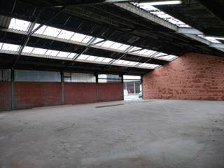 Op een vlot bereikbare locatie in Ruddervoorde bevindt zich deze ruime opslagloods van ca. 400 m². De loods is ideaal voor opslag, logistiek of lichte bedrijvigheid en is makkelijk toegankelijk voor vrachtwagens. De loods is onmiddellijk beschikbaar. <br /><br />Kenmerken:<br />- Totale oppervlakte: ca. 400 m²<br />- Gunstige ligging nabij belangrijke invalswegen en de E403<br />- Sectionaalpoort voor gemakkelijke toegang<br />- Goede bereikbaarheid voor zwaar vervoer<br />- Betonvloer en voldoende vrije hoogte<br />- Ruime manoeuvreerruimte op het terrein<br /><br />Bestemming: opslag of lichte industriële activiteiten (in overleg met de eigenaar).<br /><br />Voor meer info contacteer Simon via +32 498 12 37 08 of via simon@vicusvastgoed.be