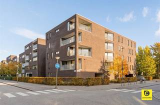 <p><span>Ruime overdekte autostaanplaats te koop op een centrale locatie te Berchem. </span></p>