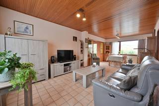 <p><span>Op zoek naar een woning met karakter, ruimte en potentieel op een rustige, landelijke locatie, en toch vlak bij Leuven?</span><span> </span></p><p><span>Deze charmante woning, oorspronkelijk gebouwd in </span><span>1933</span><span> en grondig gerenoveerd in </span><span>1972</span><span>, biedt een aangename combinatie van ruimte, licht en praktische indeling.</span></p><p><span> </span></p><p><span>De woning is gelegen op een mooi perceel van </span><span>4 are 40 ca</span><span> in het pittoreske </span><span>Wakkerzeel</span><span>, een landelijke deelgemeente van Haacht, op amper </span><span>4 km van Wijgmaal en Leuven</span><span>. Een ideale ligging voor wie wil genieten van rust en groen, zonder de nabijheid van de stad op te geven.</span></p><p><span> </span></p><p><span>Bij het betreden van de woning valt meteen de </span><span>lichtrijke veranda/zithoek</span><span> op. Deze aangename ruimte doet dienst als inkom en vormt een sfeervolle overgang naar de woning. De </span><span>ruime leefruimte</span><span> sluit hier mooi op aan en geniet dankzij de veranda van een aangename lichtinval.</span></p><p><span>De keuken beschikt over een </span><span>gezellige, lichtrijke eethoek met praktische inbouwkasten</span><span>. Een bijzondere troef is het glaswerk in het plafond, dat zorgt voor extra natuurlijke lichtinval. Dit is bovendien voorzien van een </span><span>elektrisch bedienbare screen</span><span>, zodat het comfort op zonnige dagen optimaal blijft.</span></p><p><span>Op het gelijkvloers bevinden zich verder een </span><span>praktische bijkeuken/wasplaats</span><span> en een </span><span>tweede, kleinere berging</span><span>, wat zorgt voor de nodige opbergruimte en functionaliteit in het dagelijkse leven.</span></p><p><span>De eerste verdieping beschikt over </span><span>drie slaapkamers</span><span> en een badkamer, uitgerust met een </span><span>bad, douche en toilet</span><span>. Op de </span><span>zolderverdieping</span><span> bevindt zich nog een </span><span>vierde slaapkamer</span><span>, waardoor de woning in totaal vier volwaardige slaapkamers biedt. De zolderverdieping biedt daarnaast mogelijkheden voor wie extra hobby-, werk- of bergruimte wenst.</span></p><p><span>Aansluitend aan de woning bevindt zich een </span><span>garage</span><span>, aangevuld met een </span><span>tuinhuis</span><span>. De buitenomgeving is zonder twijfel één van de grote troeven van deze eigendom. De tuin is een ware </span><span>weelde aan bloemen en planten</span><span> en vormt een groene, sfeervolle plek waar men in alle rust kan genieten van het buitenleven.</span></p><p><span>De woning beschikt over een </span><span>EPC-attest met label D</span><span>. Dit betekent dat er </span><span>geen renovatieverplichting</span><span> van toepassing is. De woning is vandaag perfect bruikbaar, maar is </span><span>wel toe aan een grondige opfrisbeurt</span><span>, waardoor nieuwe eigenaars hier volop hun eigen woonstijl en ideeën kunnen realiseren.</span></p><h3><span> </span></h3><h3><span>Troeven op een rij:</span></h3><ul><li><span>Karaktervolle woning, gebouwd in </span><span>1933</span></li><li><span>Grondig gerenoveerd in </span><span>1972</span></li><li><span>4 slaapkamers</span><span>: 3 op de eerste verdieping + 1 op zolder</span></li><li><span>Lichtrijke veranda/zithoek als inkom</span></li><li><span>Aangename leefruimte aansluitend op de veranda</span></li><li><span>Keuken met lichtrijke eethoek en inbouwkasten</span></li><li><span>Glaswerk in het plafond met </span><span>elektrische screen</span></li><li><span>Bijkeuken/wasplaats</span></li><li><span>Extra berging</span></li><li><span>Badkamer met </span><span>bad, douche en toilet</span></li><li><span>Garage en tuinhuis</span></li><li><span>Prachtige, groene tuin vol bloemen en planten</span></li><li><span>Perceel van </span><span>4 are 40 ca</span></li><li><span>EPC-label D – geen renovatieverplichting</span></li><li><span>Gelegen in het landelijke en pittoreske </span><span>Wakkerzeel (Haacht)</span></li><li><span>Op slechts </span><span>4 km van Wijgmaal/Leuven</span></li></ul><p><span> </span></p><p><span>Een woning met een authentieke uitstraling, een praktische indeling en bijzonder veel potentieel, gelegen op een rustige en groene locatie vlak bij Leuven.</span><span> Ideaal voor wie op zoek is naar ruimte, tuin en landelijke charme, en tegelijkertijd de mogelijkheid wil hebben om de woning verder naar eigen smaak op te frissen.</span></p><p><span> </span></p><p><span>Plan vandaag nog uw bezoek bij Sonja Van Meeuwen (BIV 514142) op het nummer 0495/52 00 99 en ontdek zelf de troeven van deze mooie woning! </span></p><p><span> </span></p>