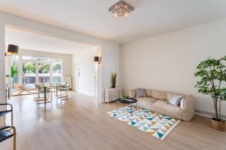 Ruim, lichtrijk en energiezuinig appartement<br /><br />Welkom in de Nerviërsstraat 18 in 2018 Antwerpen! Je woont hier met openbaar vervoer (tram en bus) in de directe omgeving, vlakbij ZAS Sint-Vincentius en het Stadspark. Dankzij de vlotte verbinding naar het centrum, het Groen Kwartier en op wandelafstand van het gezellige Zurenborg en de Dageraadplaats geniet je van zowel de rust als de bruisende stad. Top Mobiscore van 9,6/10! Het appartement bevindt zich op de 3de verdieping van een kleinschalig gebouw (lift voor langere tijd buiten gebruik). Je betreedt de woning via de inkomhal met handige berging. De ruime, lichtrijke woonkamer vormt het hart van het appartement. De geïnstalleerde keuken is uitgerust met gasvuur met dampkap, oven, koelkast, afwasmachine en een aansluiting voor een wasmachine. De vernieuwde badkamer beschikt over een badkamermeubel, ligbad met douche en toilet. Verder zijn er twee ruime slaapkamers. Bruikbare vloeroppervlakte volgens EPC: 108m². Kortom, ideaal voor alleenstaanden, koppels en gezinnetjes die op zoek zijn naar de nodige ruimte! <br /><br />Verplichte vermeldingen<br />EPC: 124 kWh/m²<br />G-score: B<br />P-score: B<br />Stedenbouwkundige inlichtingen: in aanvraag