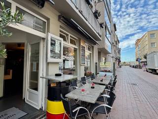 Ontdek dit centraal gelegen HOTEL met CAFÉ & PRIVÉ APPARTEMENT op slechts enkele stappen van de zeedijk, de minigolf & de sfeervolle jachthaven van Blankenberge. Deze zaak combineert een toeristische topligging met uitstekende commerciële mogelijkheden. Het hotel beschikt over 9 ruime gastenkamers, elk voorzien van een eigen badkamer. Op het gelijkvloers bevindt zich een gezellig caféetje toegankelijk voor zowel hotelgasten als bezoekers van buitenaf. Daarnaast is er het onthaal, toiletten, een aparte ontbijtzaal, een uitgeruste keuken met aanpalend een ruime berging. Een extra troef is het privé appartement op de eerste verdieping. Deze woonunit bestaat uit een leefruimte, keuken, badkamer en twee slaapkamers. Het appartement is momenteel verhuurd. Op deze verdieping bevinden zich bovendien nog twee gastenkamers. De tweede en derde verdieping huisvesten de overige gastenkamers. Onder het dak is er nog een ingerichte, ruime zolderkamer die perfect dienst kan doen als extra privéruimte. Het gebouw is voorzien van een LIFT en beschikt tevens over een kelder. Met zijn uitstekende ligging nabij zee, jachthaven en station, is dit pand een unieke kans voor wie wil investeren in een bruisende badstad.