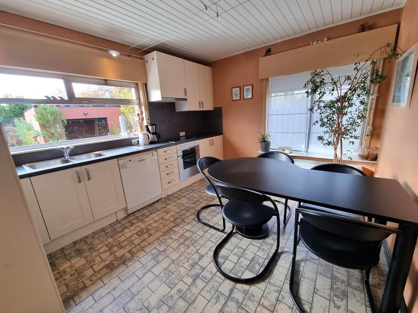 Instapklare gezinswoning, grote slaapkamers, nieuwe keuken en badkamer met zuidgerichte tuin en garage - foto 4