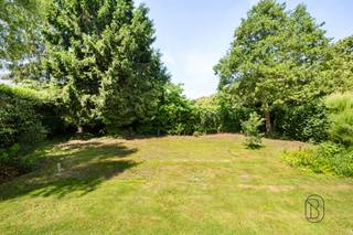 Charmante gezinswoning met privacy, op toplocatie in Deurle. <br /><br />Welkom in deze stijlvolle en bijzonder ruime woning, gelegen in de gegeerde Jenny Montignylaan in het hart van Deurle. <br />Hier woont u in een rustige, groene omgeving waar privacy, comfort en levenskwaliteit centraal staan, terwijl alle voorzieningen en belangrijke verbindingswegen zich binnen handbereik bevinden.<br /><br />Deze charmante woning beschikt over vier volwaardige slaapkamers en twee badkamers, waardoor ze perfect aansluit bij de behoeften van een modern gezin. De doordachte indeling creëert een aangename balans tussen gezellige leefruimtes en comfortabele privévertrekken. Grote raampartijen zorgen doorheen de woning voor een overvloed aan natuurlijk licht en versterken het gevoel van ruimte.<br /><br />De leefruimte vormt het warme hart van de woning en nodigt uit tot gezellige familiemomenten en ontspannen avonden. De verbinding met de tuin zorgt voor een naadloze overgang tussen binnen- en buitenleven. Buiten geniet u van een prachtige groene omgeving waar rust en privacy gegarandeerd zijn.<br /><br />De ligging is zonder twijfel een van de grootste troeven. Deurle staat bekend om zijn exclusieve residentiële karakter, zijn charmante dorpssfeer en zijn nabijheid tot natuurgebieden, recreatiemogelijkheden en de stad Gent. Wonen op deze locatie betekent dagelijks genieten van een uitzonderlijke woonkwaliteit in een van de meest begeerde buurten van de regio.<br /><br />Troeven<br />* Gelegen in een van de meest gegeerde straten van Deurle<br />* 4 ruime slaapkamers<br />* 2 comfortabele badkamers<br />* Lichtrijke leefruimtes<br />* Rustige en groene woonomgeving<br />* Combinatie van privacy, ruimte en wooncomfort<br /><br />Een woning die elegantie, ruimte en een uitzonderlijke ligging samenbrengt en een unieke kans biedt voor wie op zoek is naar exclusief wonen in het groene hart van Deurle. ✨🏡🌳