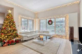 Op een heel centrale ligging in Brussel, in de Koningsstraat 166, tegenover het nieuwe Corinthia-hotel, prachtig en recent (2013) duplex...