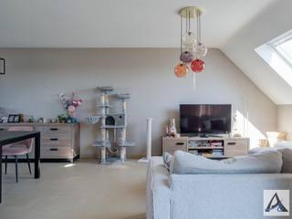 <p><span>Ruim duplex appartement met terras en 3 slaapkamers in Diepenbeek </span></p><p><span> </span></p><p><span>In de Nieuwstraat in Diepenbeek vinden we dit aangenaam en goed onderhouden duplex appartement, waar ruimte en comfort centraal staan. </span></p><p><span>In de inkomhal bevindt zich het gastentoilet. Vervolgens betreed je de ruime, lichtrijke leefruimte met open keuken. </span></p><p><span>Vanuit de leefruimte heb je bovendien directe toegang tot het terras. Dankzij de airconditioning geniet je hier het hele jaar door van optimaal comfort. </span></p><p><span> </span></p><p><span>Het appartement telt drie slaapkamers, waarvan één momenteel ingericht is als dressing.</span></p><p><span>Daarnaast zijn er twee badkamers aanwezig: op de onderste verdieping, één met douche en enkele lavabo. Boven vinden we de ruimere badkamer met ligbad, dubbele lavabo en tweede toilet.</span></p><p><span>Verder beschikt het appartement op elke verdieping over een berging. </span></p><p><span>Achteraan het gebouw bevindt zich een carport, zodat je altijd beschikt over een vaste parkeerplaats.</span></p><p><span> </span></p><p><span>In het gebouw is er ook een lift aanwezig. </span></p><p><span> </span></p><p><span>Dankzij de centrale ligging in Diepenbeek, met een vlotte verbinding naar de autostrade en op korte afstand van Genk-Hasselt, geniet u hier van een uitstekende bereikbaarheid en nabijheid van diverse voorzieningen. </span></p><p><span> </span></p><p><span>Kortom</span><span>,</span><span> een ideaal appartement voor wie comfortabel en zorgeloos wil wonen op een topligging, perfect als eigen woonst of als slimme investering. </span></p><p><span> </span></p><p><span>Neem vandaag nog contact met ons op via: <span>info@immopa.be</span></span><span> of 089 50 35 85!</span></p><p><span> </span></p>