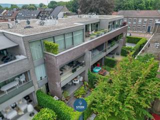 GELIJKVLOERS APPARTEMENT MET 2 SLPKS IN 'HET MOOISTE DORP VAN VLAANDEREN' ! <br /><br />We vinden dit appartement met een bewoonbare oppervlakte van 136 m² terug op een perceel van 23a 40ca in Rekem-Lanaken. <br /><br />Voor meer informatie, neem zeker een kijkje op onze website via de volgende link:<br />https://www.sterkvastgoedmakelaars.be/detail/te-koop-appartement-lanaken/7630670?dosearch=True&amp;flowstatus=ForSale,ForSaleReserved,ForSaleWithBid,ToCompleteForSale,SoldUnderReserve,Sold&amp;pageindex=1&amp;pagesize=12&amp;searchpage=ForSale&amp;sortdirection=DESC&amp;sortfield=pub_flowstatus&amp;transactiontype=Sale