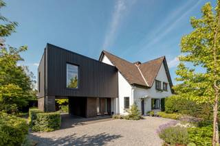 <strong><span>Instapklare energiezuinige halfopen bebouwing met 4 à 5 slaapkamers op 900m²</span></strong><br />
<p>Deze ruime en verzorgde halfopen bebouwing met mooie tuin biedt een ideale combinatie van comfort, ruimte en functionaliteit. Dankzij de recente aanbouw uit 2022 geniet de woning van extra ruimte en een eigentijdse uitstraling.<br /><br />Inkomhal op tegelvloer, voorzien van een praktische vestiaire. <br />De lichtrijke woonkamer (35m²) in L-vorm met gezellige zithoek beschikt over de mogelijkheid om een open haard te plaatsen. Aansluitend bevindt zich de volledig ingerichte keuken, uitgerust met een kookeiland met 5-pits gasvuur en dubbele spoelbak, dampkap, combi hetelucht-/microgolfoven, vaatwasser, koelkast en ontbijthoek. Toegang naar de kelder.</p>
<p>Naastgelegen bevindt zich een wasplaats/berging met ingemaakte kast, een gastentoilet en rechtstreekse toegang tot het terras en de tuin.</p>
<p>Op de eerste verdieping geeft de nachthal op parket toegang tot vier volwaardige slaapkamers, eveneens afgewerkt met parket. De masterbedroom beschikt bovendien over een aparte dressing. De ruime badkamer is volledig ingericht met een ligbad, dubbele lavabo in meubel, comfortabele inloop-regendouche en handdoekradiator. Daarnaast is er een afzonderlijk toilet.</p>
<p>Via een vaste trap bereikt u de zolderverdieping, waar een ruime zolderkamer op plankenvloer perfect kan worden ingericht als vijfde slaapkamer, hobbyruimte of thuiskantoor.</p>
<p>Buiten geniet u van een mooi aangelegde tuin met veel privacy, een carport en een afzonderlijk garagegebouw (44m²) dat eveneens dienst kan doen als fietsenberging of extra opslagruimte.</p>
<p><span>Extra:<br /></span>* CV op gas 2023<br />* Regenwaterput met aansluiting op toiletten en buitenkraantje<br />* Nieuwbouwgedeelte en garagegebouw 2022<br />* EPC B<br />* Elektriciteit vernieuwd (wordt conform afgeleverd)<br />* Kelder<br />* Zonnepanelen</p>
<p>De woning is uitstekend gelegen in een parallelweg langs de Turnhoutsebaan in Schilde, met een vlotte verbinding naar Antwerpen en de omliggende gemeenten. Winkels, supermarkten, scholen, openbaar vervoer en diverse horecazaken bevinden zich in de onmiddellijke omgeving.</p>
<p>Deze ruime gezinswoning is de ideale keuze voor wie op zoek is naar een recent gerenoveerde energiezuinige woning, een zonnige tuin en een uitstekende bereikbaarheid in het geliefde Schilde.<br /><br />Stedenbouwkundig uittreksel in aanvraag.</p>