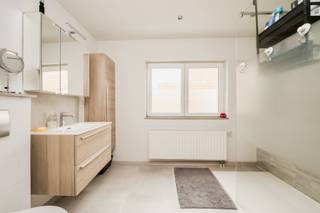 <p><span>Laat u verrassen door deze lichtrijke en instapklare woning:</span></p><p><span> </span></p><p><span>Troeven:</span></p><ul><li><span>3 slaapkamers </span></li><li><span>10 Zonnepanelen met batterij </span></li><li><span>EPC C </span></li><li><span>Oprit voor 1 wagen </span></li><li><span>Achteruitgang voor fietsen</span></li><li><span>…</span></li></ul><p><span> </span></p><p><span>Indeling:</span></p><p><span>Via de inkomhal met traphal betreedt u de woning.</span></p><p><span>Aan de linkerzijde bevindt zich de open en lichtrijke leefruimte met vooraan een gezellige bureauruimte.</span></p><p><span>De lichtstraat leidt naar de volledig uitgeruste keuken met oven, microgolfoven, vaatwasmachine, kookplaat, dampkap, dubbele spoelbak en koelkast.</span></p><p><span>Verder beschikt het gelijkvloers over een apart toilet, een wasplaats en toegang tot de tuin via de achterdeur.</span></p><p><span>Op de eerste verdieping bevinden zich 3 slaapkamers en een badkamer met inloopdouche, lavabomeubel en toilet.</span></p><p><span>Daarnaast beschikt de woning over een praktische kelder en zolderruimte, ideaal voor extra opslag.</span></p><p><span> </span></p><p><span>Ligging:</span></p><p><span>Gelegen nabij scholen, winkels, openbaar vervoer, het station van Duffel en belangrijke invalswegen richting Antwerpen en Brussel.</span></p>