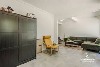 A beautiful, centrally located corner house just a stone’s throw from the center of Arendonk and close to the Dutch border. This surprisingly spacious home offers plenty of possibilities and can be fully customized to your own taste with just a few finishing touches.<br /><br />Upon entering the home, the exceptionally spacious living area immediately catches the eye. This space formerly served as a small independent business and now offers plenty of possibilities for those who wish to combine living and working or simply enjoy a large living room. Adjacent to this is a separate office space, as well as a cozy sitting room at the back that flows seamlessly into the dining room.<br /><br />The dining room adjoins the recently renovated kitchen, which has been tastefully decorated and is equipped with all modern conveniences. Next to the kitchen is a practical laundry/storage room. From the dining room, you have access to the paved backyard with a covered terrace and storage shed. Here, too, there are opportunities to further finish or decorate to your own taste. Thanks to the convenient back gate, you can also easily access the rear of the property with bicycles or trash bins.<br /><br />The first floor features two spacious bedrooms and a generous bathroom, divided into two sections, which can still be partially finished to your personal taste. The second floor offers additional space with a walk-in closet, two full-sized rooms, and access to the attic.