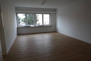 <p><span>TOPPER!! </span></p><p><span>Volledige gerenoveerd appartement op het gelijkvloers met een gezellige koer om op te vertoeven.</span></p><p><span>Nabij Rozebroeken en Dampoort gelegen, goeie invalswegen, vlotte verbinding met openbaar vervoer.</span></p><p><span>Het appartement bestaat uit een inkomhal,,gasten toilet, ruime leefruimte, aparte keuken met ingebouwde led verlichting, twee grote slaapkamers en een badkamer met inloopdouche en lavabo.</span></p><p><span>En zal beschikbaar zijn vanaf 1 mei 2026.</span></p><p><span>Er is alsook een aparte garage aanwezig.</span></p><p><span>De algemene kosten bedragen 60euro.</span></p><p><span>Zeker uw bezoekje waard.</span></p>