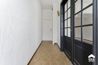 <p><strong>Over de woning:</strong><br />Deze gesloten woning in Roeselare biedt een interessante opportuniteit voor investeerders of renovatoren. Met een bewoonbare oppervlakte van 124 m² op een perceel van 80 m² kan je hier een hedendaagse en comfortabele woning realiseren. De woning vraagt renovatie, maar biedt net daardoor mooie mogelijkheden tot meerwaarde.</p>

<p><strong>Locatie en Omgeving:</strong><br />De woning is gelegen in een centrale en levendige omgeving in Roeselare. Dankzij de nabijheid van scholen, openbaar vervoer, het treinstation en een park geniet je hier van een uitstekende bereikbaarheid. Ook winkels en andere voorzieningen bevinden zich in de directe omgeving.</p>

<p><strong>Indeling van de Woning:</strong><br />De woning beschikt over een inkomhal, leefruimte, keuken, badkamer, apart toilet en twee slaapkamers. Daarnaast is er een zolder aanwezig die verder ingericht kan worden. Buiten is er een koer die extra buitenruimte biedt.</p>

<p><strong>Energiezuinigheid:</strong><br />Met een EPC-score van 510 kWh/m² is een energetische renovatie aangewezen. De elektrische installatie is niet conform en dient aangepast te worden.</p>

<p><strong>Troeven van deze woning:</strong></p>

<ul><li>Interessant voor investeerders</li><li>Gesloten bebouwing</li><li>124 m² bewoonbare oppervlakte</li><li>Centrale en goed bereikbare ligging</li><li>Koer aanwezig</li><li>Renovatie met meerwaarde</li></ul>