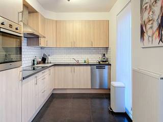 Energiezuinig, jong en fris ingericht appartement op de tweede verdieping van een klein blokje, gebouwd in 2012. Geen lift aanwezig wat een zeer gunstige invloed heeft op de gemeenschappelijke kosten. Het terras achteraan is uiterst rustig gelegen met zicht op groen, en dit in het hartje van Lier! Alle faciliteiten bevinden zich op wandelafstand. Het station op slechts 500 m. Het appartement is een pareltje, zeer verzorgd, ondertussen wit geschilderd (binnenkort vervangen we deze foto's door nieuwe) en ingedeeld als volgt: hal met gastentoilet, een leefruimte met veel raampartijen, zodat er voldoende licht binnenvalt, aansluitend de open keuken met ingebouwde toestellen (oa een vaatwasser) en vervolgens een wasplaats, een gezellige badkamer met douche in ligbad (in een nis), een slaapkamer en een tweede slaapkamer met ingebouwde kasten die toegang geeft tot het terras. Gemeenschappelijke kosten inclusief.