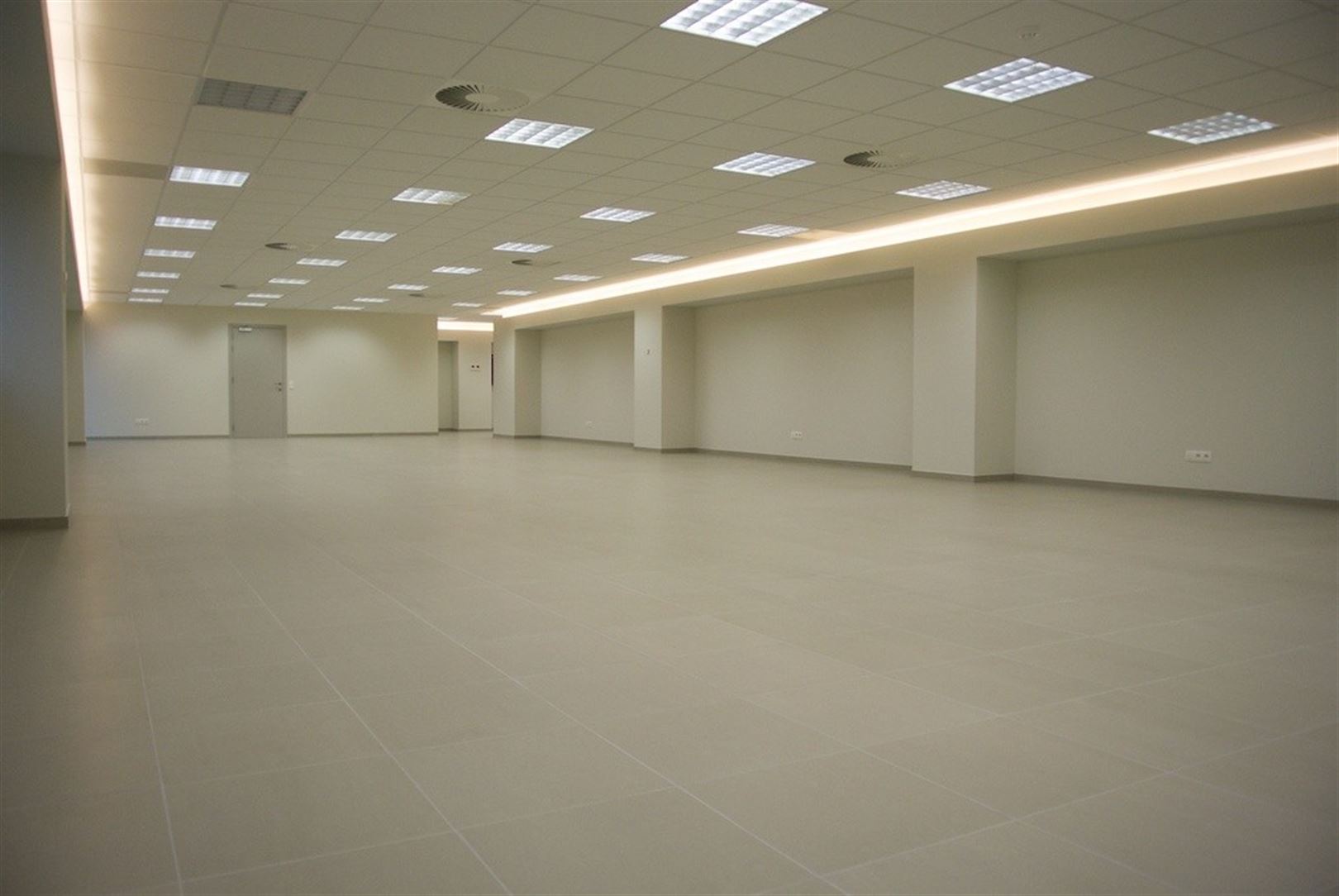 Nieuwbouw kantoorruimte (233m2) in het centrum van Merksem. - foto 3
