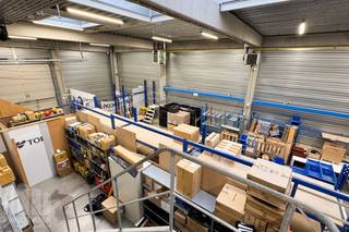 <strong>KMO-unit van 250 m²</strong> met een <strong>ingerichte kantoorruimte van 60 m² op toplocatie!</strong><br /><br />De <strong>opslagruimte</strong> met een vrije hoogte van <strong>6m</strong> is toegankelijk via een<strong> automatische sectionale poort</strong> (3m B x 4m H) en beschikt over een afzonderlijke toegangsdeur. De unit is hiernaast volledig geïsoleerd, uitgerust met CV op gas (aerothermen) en heeft een polybetonvloer met een draagkracht van <strong>3 T/m².</strong> Verder is de opslagruimte uitgerust met LED-verlichting en een lichtstraat met rookluik. <br /><br />De <strong>kantoorruimtes</strong> zijn gelegen op de eerste verdieping en zijn uitgerust met moderne technieken zoals TL/LED-verlichting, ventilatiesystemen, een warmtepomp en airco die zowel kan verwarmen als koelen. Verwarming gebeurt hiernaast ook via een recente gasketel.<br /><br />Het pand bevindt zich in het kwalitatieve <strong>Sphere Business Park te Zellik.</strong> Uitstekend gelegen langsheen de bedrijvige Pontbeeklaan (N9) met een directe en vlotte ontsluiting naar de R0, E19, E40 en de A12. Gebouw beschikt hiernaast over<strong> 4 privatieve parkeerplaatsen,</strong> wat zorgt voor extra comfort en een vlotte bereikbaarheid voor personeel en klanten.<br /><br />Aarzel niet en contacteer<strong> PANORAMA B2B</strong> voor bijkomende inlichtingen, plannen of een plaatsbezoek <strong>0477 07 30 30 </strong>