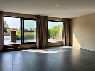 Het appartement 115 m² is gelegen in centrum Sint-Antonius, vlakbij winkels, scholen en openbaar vervoer. Het is gelegen op de eerste en 2de verdieping (beide bereikbaar met de lift) en heeft een aparte privé inkom. <br /><br />De eerste verdieping bestaat uit een gastentoilet, grote leefruimte, met aansluitend ruim terras 17 m², alsook een volledig geïnstalleerde keuken.<br /><br />De bovenverdieping is voorzien van een grote bergruimte, badkamer met inloopdouche en toilet en slaapkamer op parketvloer. <br /><br />Naast de inkom bevindt zich nog een extra berging (mogelijkheid om fiets te stallen) en kelderberging 6 m². <br /><br />Zeer mooi appartement met ideale ligging in het centrum van Sint-Antonius met als extra troeven de private inkom, aanwezigheid van lift (met stopplaats op elk niveau) en ruim terras.<br /><br />Het is onmiddellijk beschikbaar en de gemeenschappelijke kosten bedragen €50 per maand.