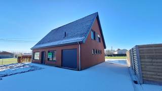 Net buiten de ring van Poperinge én op een boogscheut van klein- en groothandel, wacht deze openstaande en moderne woning op nieuwe bewoners...