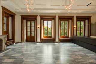 Maak snel uw afspraak via Anne De Block- OC Vastgoed: 0471 38 00 36 of anne@ocvastgoed.be<br /><br />Dit authentiek, lichtrijk, gelijkvloers appartement (132m²) met twee slaapkamers en gezellige tuin bevindt zich in deze prachtige kasteelvilla welke werd opgetrokken in Neogotische stijl in 1912. Zeer centrale en rustige locatie in het dorpshart te Burcht! Belangrijke invalswegen, winkels en scholen op wandelafstand. <br /><br />Indeling - appartement op het gelijkvloers met privatieve ingang:<br />- Lichtrijke leefruimte met royaal plafond van vier meter hoogte en prachtige raampartijen; <br />- Luxueuze uitgeruste keuken voorzien van alle toestellen;<br />- Afzonderlijk gastentoilet; <br />- Twee ruime slaapkamers met uitstraling van eiken visgraat parket;<br />- Marmer ingerichte badkamer voorzien van ruime inloopdouche en dubbele lavabo;<br />- Praktische berging met technische ruimte.<br /><br />De prachtige moulures, verfijnde houtomkastingen rondom ramen en radiatoren en marmeren schouwmantel geven het pand een unieke uitstraling.<br /><br />Prachtig terras met ruime tuinzone (235m²), volledig afgesloten welke garantie op privacy garandeerd. <br />Via de achterste slaapkamer bereiken we een tweede tuinzone met tuinberging en rechtstreekse toegang tot achterliggend park.<br /><br />Private kelderberging aanwezig. <br /><br />Technische gegevens:<br />Conforme elektriciteit, dubbele beglazing en centrale verwarming op aardgas.<br /><br />Bent u op zoek naar een aunthentiek, charme appartement in Burcht, op een boogscheut van Antwerpen? Kom dan zeker langs!<br /><br />EPC 199 (energielabel B) / Bewoonbare oppervlakte volgens het EPC attest zonder terrassen: 132m² <br />Stedenbouwkundige inlichtingen woongebied, bouw vergund, geen verkavelingsvergunning, geen rechterlijke herstelmaatregel of bestuurlijke maatregel opgelegd, geen voorkooprecht.<br />Geen overstromingsgevoelig gebied: P-score: A, G-score: A<br />Geen renovatieverplichting en geen asbest aanwezig.