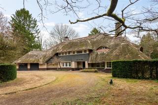 This charming villa with thatched roof was built in 1996 on a plot of approximately 6,372 m² with park garden, swimming pool and pool house...