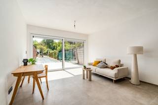 [[ DIT PAND NEEMT DEEL AAN DE ERA OPEN HUIZEN DAG OP 19/9 VAN 17:30 TOT 18:30 ]]
<p>Moderne gesloten woning in Sint-Niklaas met 3 slaapkamers en EPC-label A.</p>

<p>Deze ruime woning in een residentiële en vlot bereikbare omgeving combineert comfortabel wonen met een energiezuinige afwerking. De lichtrijke leefruimte van bijna 47 m² vormt het hart van de woning en biedt alle ruimte voor gezellig samenzijn. Met drie volwaardige slaapkamers en twee badkamers is dit huis ideaal voor gezinnen of wie extra ruimte zoekt. Dankzij de ligging nabij invalswegen geniet je van een vlotte verbinding terwijl je toch rustig woont. De praktische indeling en hedendaagse voorzieningen zorgen voor een aangename woonervaring.</p>

<p> </p>

<p>Belangrijkste ruimtes:<br />• Ruime woonkamer (46,87 m²) met veel lichtinval, open leefgevoel en de open keuken<br />• Functionele badkamer (11,32 m²) met inloopdouche, ligbad, toilet en dubbele wastafel in meubel<br />• Drie slaapkamers van 14,61 m², 11,72 m² en 29,45 m² (grootste heeft een dressing)<br />• Tweede badkamer (7,69 m²) met inloopdouche, toilet en dubbele wastafel in meubel<br />• Praktische berging (15,70 m²) met aansluiting voor wasmachine en droogkast en technische ruimte<br />• Apart toilet<br />• Grote tuin</p>

<p>Troeven:<br />• EPC-label A voor energiezuinig wonen<br />• Drie ruime slaapkamers en twee badkamers<br />• Rustige ligging nabij belangrijke invalswegen<br />• Grote tuin</p>

<p> </p>

<p>Neem vandaag nog contact op met je ERA-makelaar voor een bezoek.</p>

<p>JOUW DROOMHUIS. ZO GEVONDEN!</p>