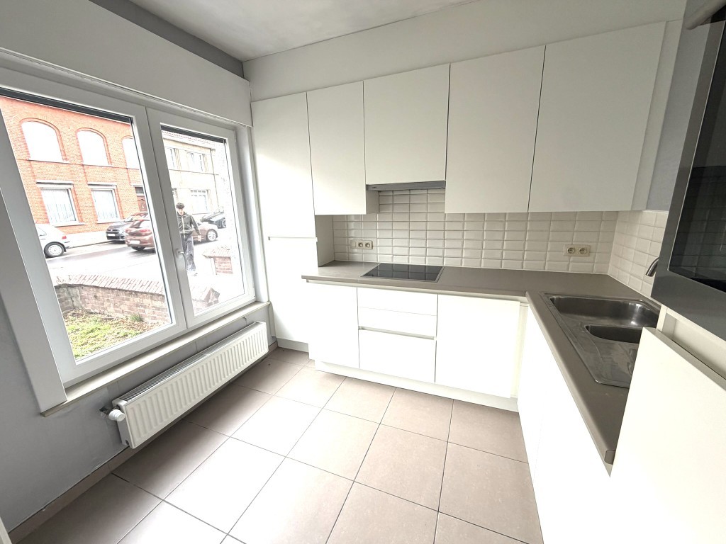 Te huur gelijkvloers appartement , gelegen op wandelafstand van de Grote Markt. Omvat: inkomhal, keuken, woonkamer, badkamer, nachthal, 2 slaapkamers en afzonderlijke garage. - foto 5