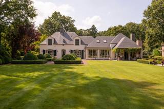 <span>Gelegen in een residentiële laan tussen het centrum van Schilde en ś-Gravenwezel bevindt zich deze exclusieve Vlassak-Verhulst villa op een perceel van 7.637 m2. De ruime Villa beschikt onder meer over een verwarmd binnenzwembad en een volledig afgescheiden appartement dat perfect als kangoeroewoning kan fungeren. De mooi aangelegde tuin is zuidwest gelegen en geniet van een eindeloos zicht op de weilanden. Het perceel is praktisch geheel omheind en dankzij de aangelegde tuinpaden en verlichting wordt er een gevoel van rust en privacy gecreëerd. De inkomhal met klassieke trap, gastentoilet en toegang naar de kelder, annex wijnkelder vind men centraal terug in de woning. Van hieruit bereikt men een woonkamer met statige open haard. Deze kamer is momenteel als biljartruimte en bureau in gebruik. Aan de andere zijde van de woning bevindt zich de TV/zitruimte met prachtig zicht op de tuin. Aansluitend komen we terecht in de open leefruimte. We treffen hier een volledig met luxueuze materialen uitgeruste keuken, een grote eetkamer en een gezellige zitruimte met sfeervolle BARBAS cassette haard en schuifpui naar een prachtig overdekt terras met grote open haard. Verder vinden we beneden nog een wasruimte met berging en een inpandige automatische garage voor twee wagens en ruime parking buiten. Op de eerste verdieping treffen we na de hal eerst en vooral het master bedroom-gedeelte aan. Via een dressing met ingemaakte kasten komen we terecht in het slaapgedeelte en de luxueuze badkamer met o.a. massage-douches. Bovendien is er nog een aparte inloopdressing. Verder beschikt de eerste verdieping over een aparte leefruimte met open keuken/leefruimte, een zeer ruime slaapkamer en een badkamer. Boven één van de slaapkamers is er een toegang naar de zolder waar zich de Viessmann gasverwarming bevindt. Het bijgebouw uit 2010 bestaat uit een volledig geautomatiseerd onderloop zwembad prachtig afgewerkt met mozaiek. Deze ruimte geniet van een schitterend uitzicht over de tuin en de aanpalende weilanden. Verder vinden we in het bijgebouw nog een sauna en een infrarood sauna en een volwaardige badkamer. De giga kelder van het bijgebouw werd enerzijds ingedeeld als technische ruimte voor het zwembad en anderzijds als werkplaats en bergruimte.</span>