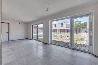 <p>Bent u op zoek naar een moderne, comfortabele én energiezuinige woning in een rustige, landelijke omgeving?</p><p>Ontdek dit nieuwe woonproject in Vinkt, charmante deelgemeente van Deinze, op de hoek van de Deinzestraat en Staggestraat.</p><p> </p><p>Dit kleinschalige project omvat 11 nieuwbouwwoningen: 8 halfopen en 3 gesloten bebouwingen. </p><p>De hedendaagse architectuur sluit harmonieus aan bij het groene, landelijke karakter van de omgeving.</p><p> </p><p>Indeling en kenmerken: lichtrijke leefruimte met volledig uitgeruste open keuken, praktische berging en gastentoilet op het gelijkvloers. Op de verdieping bevinden zich 3 slaapkamers en een badkamer met toilet. </p><p>Elke woning beschikt over een privatieve, volledig afgesloten tuin met duurzame tuinafsluiting, 4 zonnepanelen, een regenwaterput van 10.000 liter en een bijhorende carport (inbegrepen in de prijs).</p><p> </p><p>Extra troeven: mogelijkheid tot 6% btw (onder voorwaarden), wachtleiding met trekkabel voor een toekomstige laadpaal, en openbare parkeerplaatsen binnen het project voor bezoekers of extra wagens.</p><p> </p><p>Ideaal voor gezinnen én interessant als opbrengsteigendom.</p><p> </p><p>Praktisch: start werken juli 2025, voorlopige oplevering december 2026. Vlotte bereikbaarheid naar Deinze, Gent en E17/E40; scholen, winkels en recreatie op korte afstand.</p><p> </p><p>Laatste lot beschikbaar!</p>