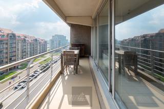 Appartement ensoleillé avec une chambre et un coin nuit situé au 6e étage de la résidence Wielingerbank dans la Franslaan à Nieuwpoort-Bad. Composition : entrée, coin nuit séparé avec placard et lits superposés, salle de bains rénovée avec douche à l'italienne, toilettes et lavabo, salon donnant sur la terrasse de la Franslaan, cuisine semi-ouverte, chambre séparée. Cave souterraine incluse. EPC : 158 kWh/m². Prix demandé : 279 000€