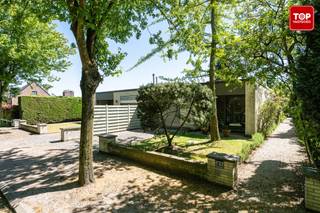 Welkom in deze verzorgde halfopen bebouwing op een rustige ligging in Evergem. Deze gelijkvloerse woning biedt een praktische indeling, veel lichtinval en een mooie basis voor wie op zoek is naar comfortabel wonen met de mogelijkheid om verder naar eigen smaak te moderniseren.<br /><br />De woning beschikt over een ruime leefruimte, een aparte keuken met berging, drie slaapkamers, een vernieuwde badkamer met inloopdouche en een inpandige garage met automatische sectionaalpoort. Dankzij de gelijkvloerse indeling geniet u van extra wooncomfort en een vlotte toegankelijkheid.<br /><br />Doorheen de jaren werden reeds verschillende belangrijke vernieuwingen uitgevoerd. Zo werden het dak en de spouwmuren geïsoleerd, werden de ramen en voordeur vernieuwd met hoogrendementsglas en kreeg de woning een moderne badkamer. Dit alles draagt bij aan een gunstig EPC-label B.<br /><br />De woning bevindt zich op een perceel van 352 m² met aangename buitenruimte en biedt nog diverse mogelijkheden om verder af te werken en volledig naar eigen smaak in te richten. Ideaal voor wie een degelijke woning zoekt met potentieel op een rustige en centrale locatie.<br /><br />Troeven van deze woning:<br /><br />Gelijkvloerse halfopen bebouwing<br />3 slaapkamers<br />Vernieuwde badkamer met inloopdouche<br />EPC label B<br />Dak- en spouwmuurisolatie<br />Aluminium ramen met hoogrendementsglas<br />Garage met automatische poort<br />Rustige ligging in Evergem<br />Mooie opportuniteit om verder te personaliseren<br /><br />Rustig wonen met alle voorzieningen binnen handbereik: winkels, scholen, openbaar vervoer en belangrijke verbindingswegen bevinden zich vlakbij.<br /><br />Naastgelegen woning staat ook te koop, ideaal voor kangoeroewonen: https://bit.ly/4tqvQGL<br /><br />Contacteer Top Vastgoed voor een bezoek op 0475 700 700.