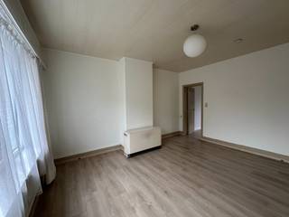 <strong>PLAN UW BEZOEK VIA ONZE WEBSITE: WWW.IMMOBOSS.BE</strong><br /><br />Dit appartement bevindt zich op de gelijkvloerse verdieping van een kleinschalige residentie en omvat een inkom met apart toilet, aangename leefruimte, keuken (geen toestellen aanwezig), slaapkamer met lavabo, badkamer met douchecabine en aansluiting voor wasmachine en doorgang naar het leuke achtertuintje.<br />Verwarming via accumulatie (elektrisch).<br /><br />Bij het appartement hoort ook een garage inbegrepen in de huurprijs!<br /><br />Dit appartement is onmiddellijk beschikbaar!<br />Domicilie verplicht.<br />EPC: 409 kWh/m2 (Label E)<br /><br /><strong>PLAN UW BEZOEK VIA ONZE WEBSITE: WWW.IMMOBOSS.BE</strong>