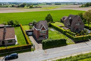 Midden tussen de velden, staat deze zeer charmante te renoveren half open bebouwing met een prachtige zuid gerichte tuin. Op den buiten maar tegelijk op amper 5 min rijden van het centrum van Ronse. <br /><br />Indeling : inkomhal, open living en eetplaats met aansluitend de ruime leefkeuken in directe connectie met de tuin. Apart toilet, berging en badkamer.<br />Eerste verdieping: 3 slaapkamers<br />Tweede verdieping : 4de grote slaapkamer.<br />Er is tevens een praktische kelder dat dient als extra stockage ruimte.<br /><br />De woning heeft ook een garage en een oprit voor meerdere wagen. Een tuinhuis op het einde van de tuin. <br />Fantastische locatie voor de wandel en fiets-liefhebbers 💛<br />Perfecte familie woning voor kinderen, volwassen (en huisdieren) <br /><br />Voor meer informatie en bezoek, gelieve ons te bellen 0475/34.00.40<br />Wij helpen u graag verder met uw zoektocht naar een nieuwe woonst. <br /><br />