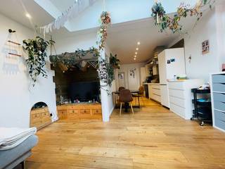 Brugge centrum <strong><u> ENERGIEZUINIG  CHARMANT INSTAPKLAAR WOONHUIS met TUIN en 4 SLAAPKAMERS en 10 zonnepanelen,</u></strong><br />Totaalrenovatie van 2021<br />Inkomhal, bergplaats, uiterst gezellig LICHTRIJKE living, uitgevend op grote mooie terras en tuin, open ingerichte keuken ( frigo,diepvries, elektrisch fornuis,combi-oven, vaatwas), badkamer met douche lavabo en toilet, aansluiting voor wasmachine, TUIN met alle privacy.(De woning is GEEN bel-étage woning, living, keuken en badkamer vinden zich op het gelijkvloers.)<br />Boven 4 SLAAPKAMERS, waarvan 1 met mezzanine.<br />Alle ramen thermo isolerend glas, elektriciteit conform tot 2045, 10 ZONNEPANELEN  3.300 Wp, <br />Hoogrendementsketel op aardgas, overal radiatoren.  0 asbest. Led verlichting.<br /> 