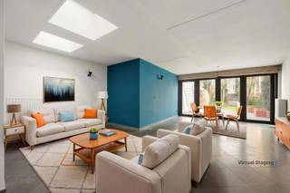 Deze instapklare woning (EPC label C) is gelegen vlakbij het centrum van RoeselareDeze woning is als volgt ingedeeld:Op het gelijkvloers: inkom,...